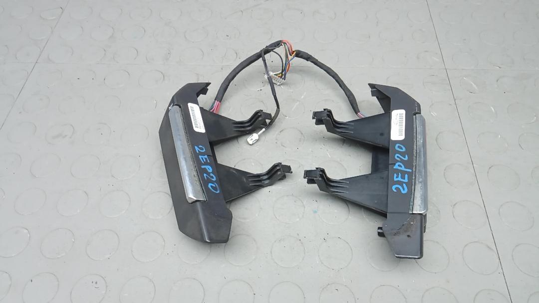 кнопки управления на руле Land Rover Freelander 2 поколение 2006, 2.2 л., D TD4, дизель, МКПП, внедорожник 5 дв., LR022175, LR022170 - фото №1