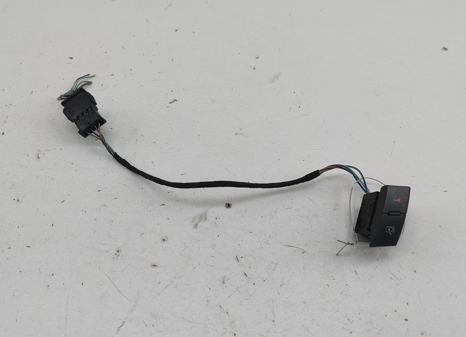 кнопка центрального замка Audi A6 C5 2004, 1.9 л., дизель, МКПП, серый, универсал, 4B1962107