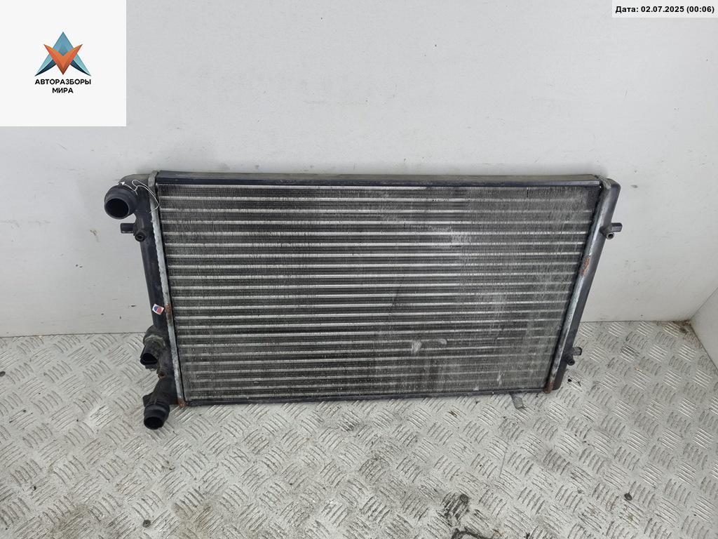 радиатор охлаждения Volkswagen Golf 4 поколение 2000, 1.4 л., бензин, МКПП, синий, хетчбэк 5 дв. - фото №1