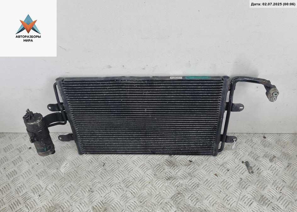 радиатор кондиционера Volkswagen Golf 4 поколение 2000, 1.4 л., бензин, МКПП, синий, хетчбэк 5 дв., 1J0820411D - фото №1