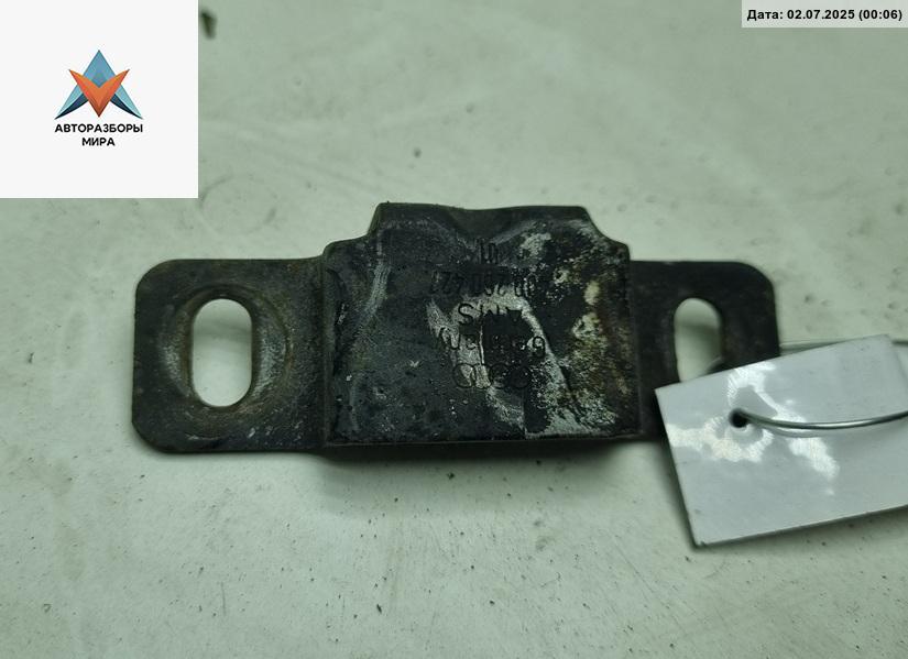 кронштейн (крепление) Volkswagen Passat B5 1998, 1.9 л., дизель, МКПП, жёлтый, седан, 4D0260427 - фото №1