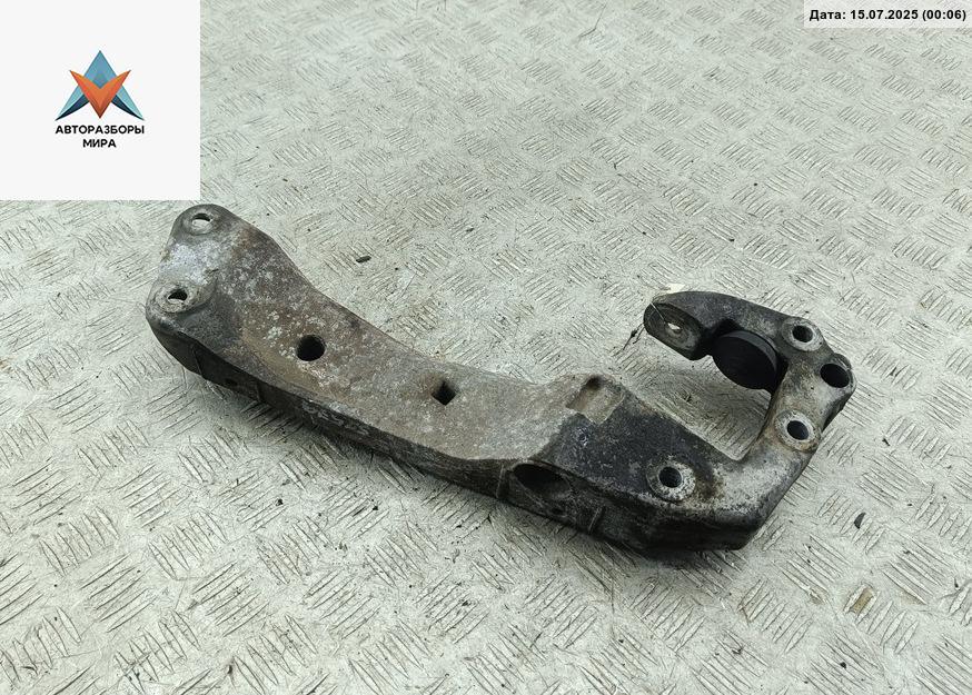 кронштейн КПП BMW 5 серия F07/F10/F11 2012, 3.0 л., дизель, АКПП, чёрный, универсал, 6777615 - фото №1