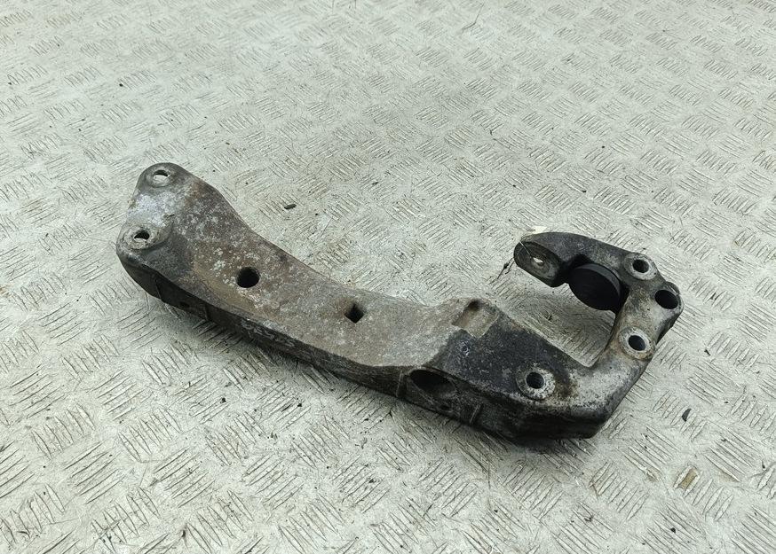 кронштейн КПП BMW 5 F10/F11 2012, 3.0 л., дизель, АКПП, чёрный, универсал, 6777615