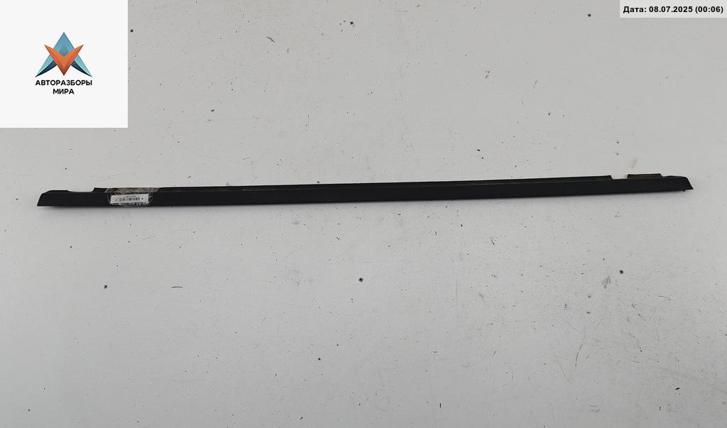 Молдинг стекла двери задней левой наружный Volkswagen Passat B4 1996, 2.0 л., бензин, АКПП, серый, универсал - фото №1