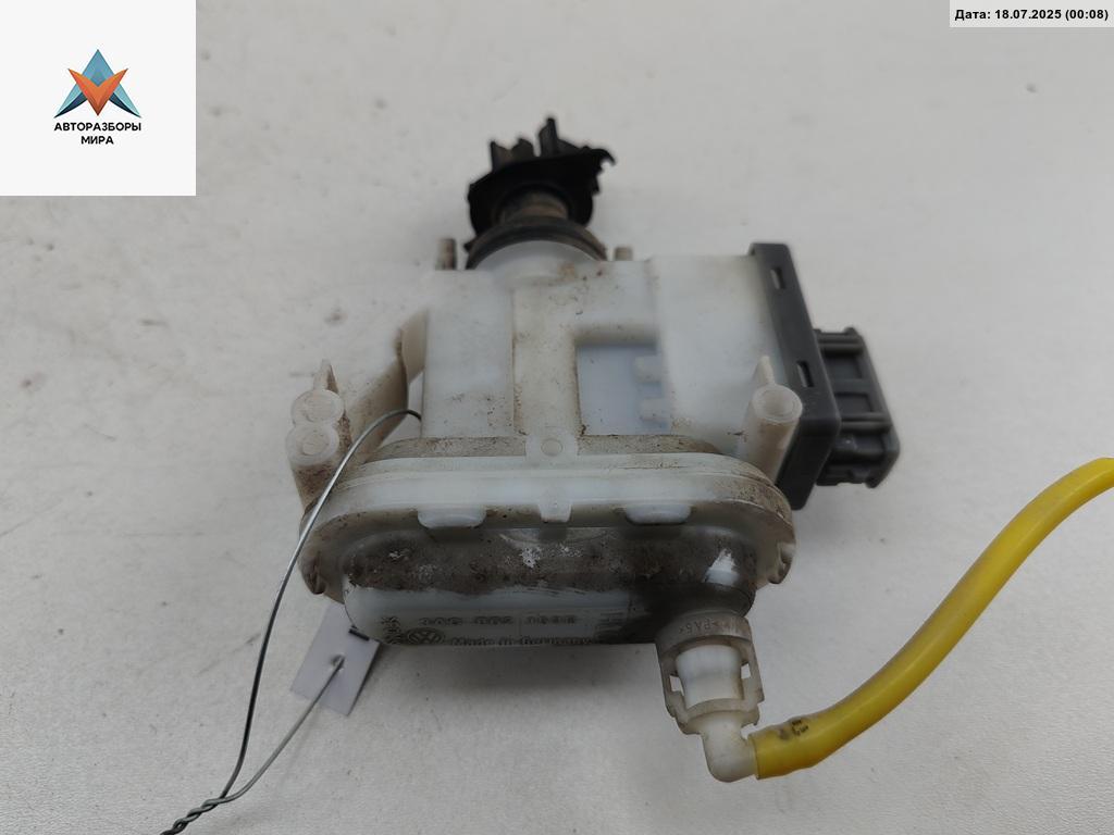 активатор (привод) замка двери Volkswagen Passat B4 1996, 2.0 л., бензин, АКПП, серый, универсал, 3A0862153B - фото №1