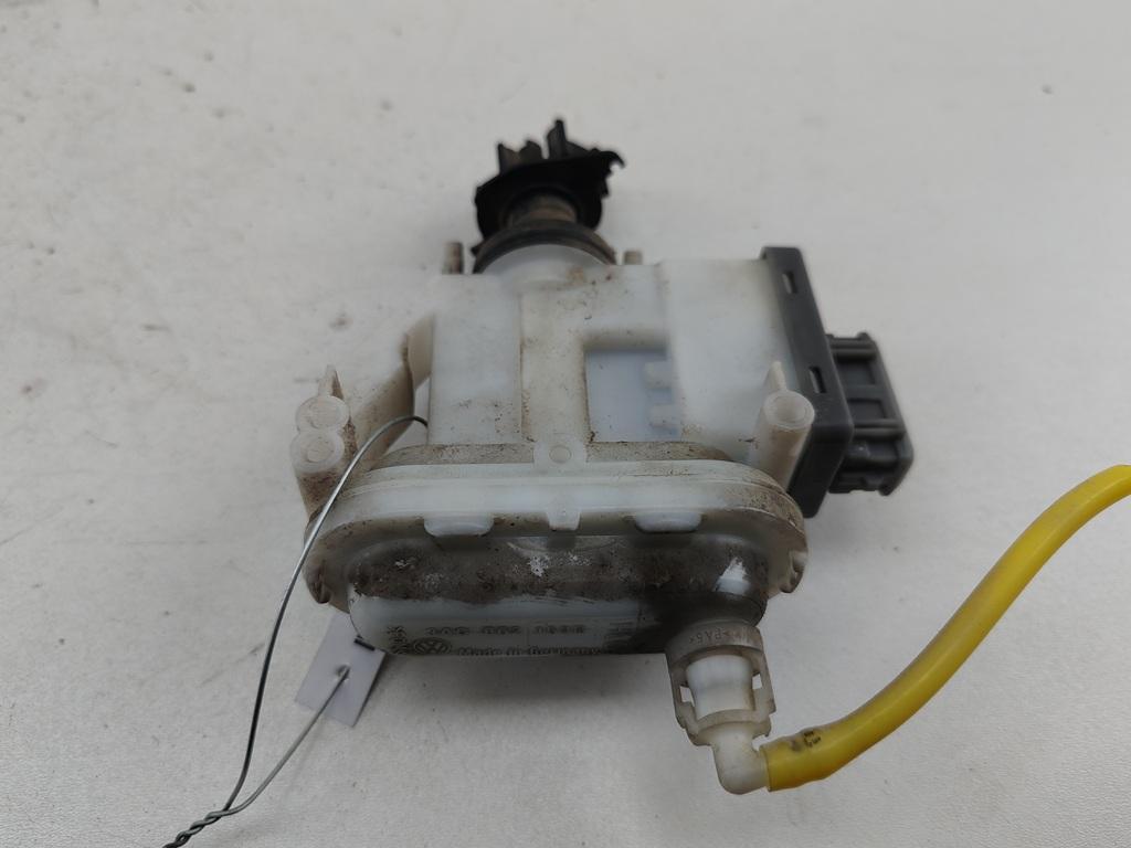 активатор (привод) замка двери Volkswagen Passat B4 1996, 2.0 л., бензин, АКПП, серый, универсал, 3A0862153B