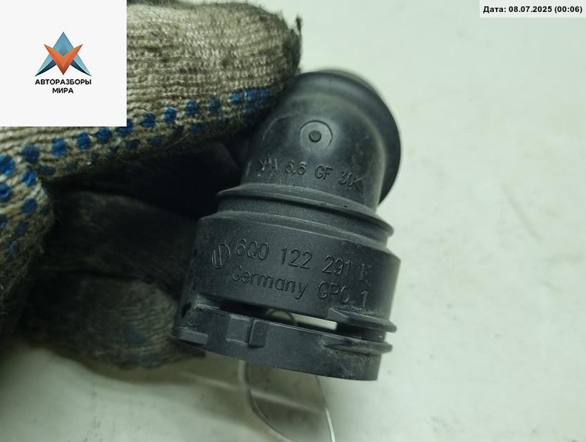 фланец (тройник) системы охлаждения Volkswagen Touran 1 поколение 2003, 1.6 л., бензин, МКПП, чёрный, минивэн, 6Q0122291E - фото №1