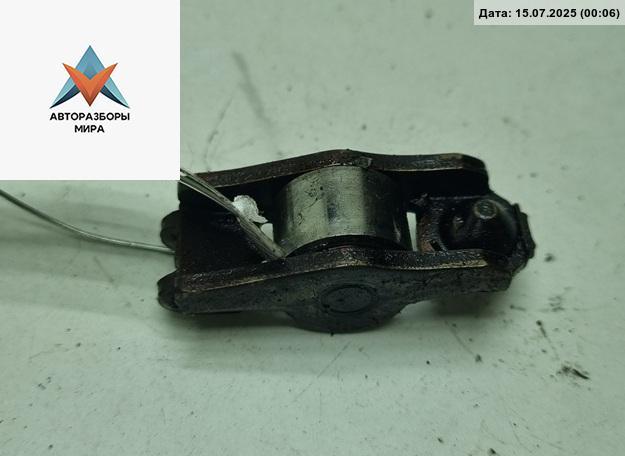 коромысло клапана (рокер) Volkswagen Golf 4 поколение 2000, 1.6 л., бензин, МКПП, синий, хетчбэк 5 дв. - фото №1