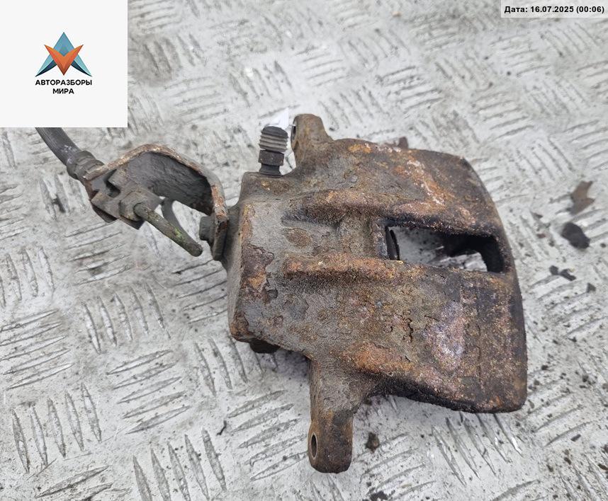 суппорт передний левый Volkswagen Passat B4 1993, 2.0 л., бензин, МКПП, синий, седан - фото №1