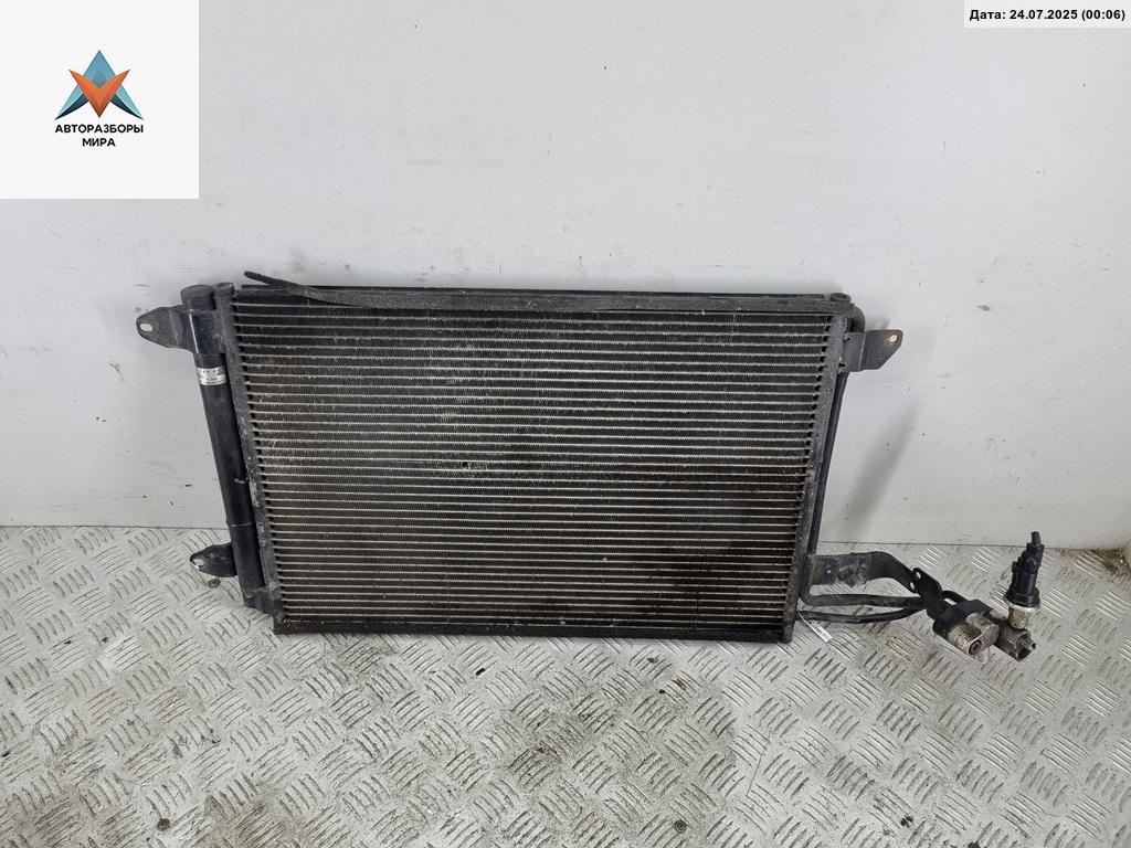 радиатор кондиционера Volkswagen Golf 5 поколение 2004, 1.6 л., бензин, МКПП, чёрный, хетчбэк 3 дв. - фото №1
