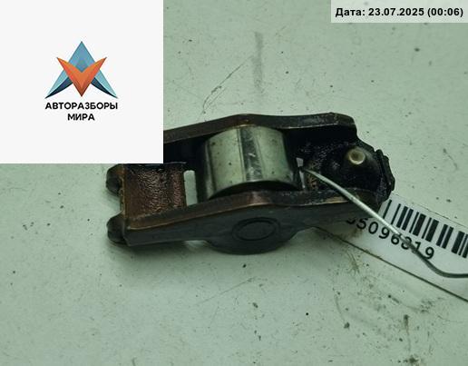 коромысло клапана (рокер) Volkswagen Golf 4 поколение 2000, 1.6 л., бензин, МКПП, синий, хетчбэк 5 дв. - фото №1