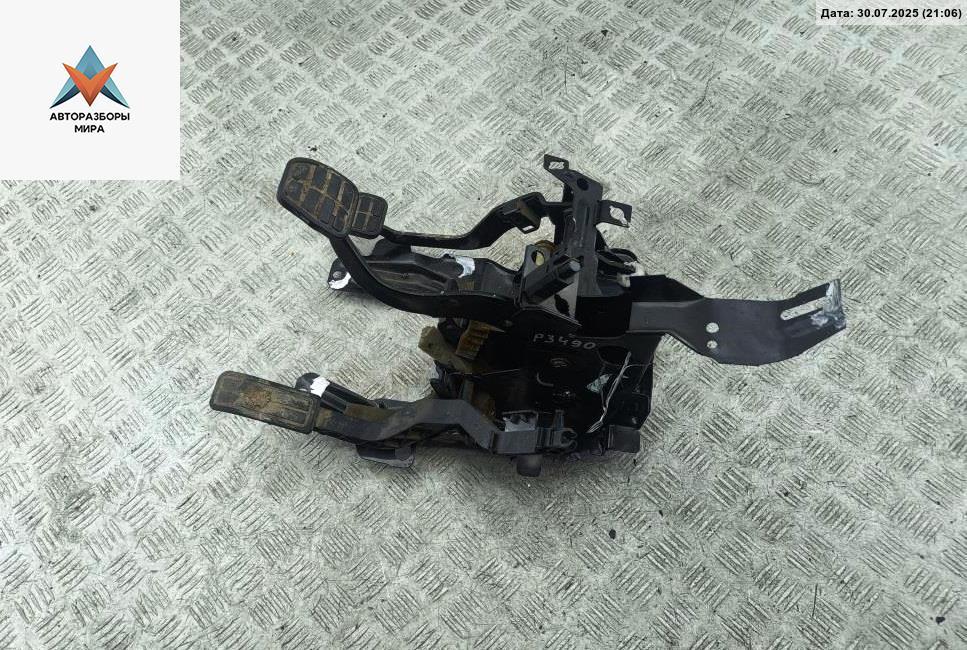 узел педальный (блок педалей) Volkswagen Passat B4 1996, 1.8 л., бензин, МКПП, синий, универсал - фото №1