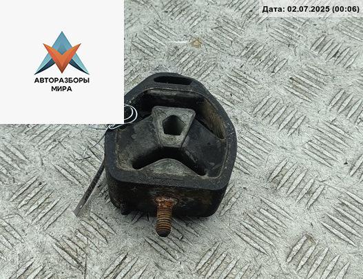 подушка крепления КПП Volkswagen Passat B5 1998, 1.8 л., бензин, МКПП, красный, седан - фото №1