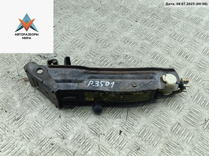 домкрат Volkswagen Golf 3 поколение 1996, 1.6 л., бензин, МКПП, красный, хетчбэк 5 дв. - фото №1