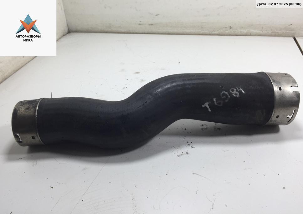 патрубок интеркулера BMW 5 серия F07/F10/F11 2011, 2.0 л., дизель, МКПП, чёрный, универсал - фото №1