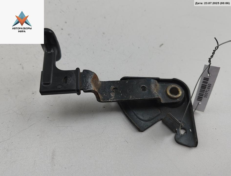 ручка открывания капота Audi A6 4B/C5 2000, 2.5 л., дизель, МКПП, серый, универсал - фото №1