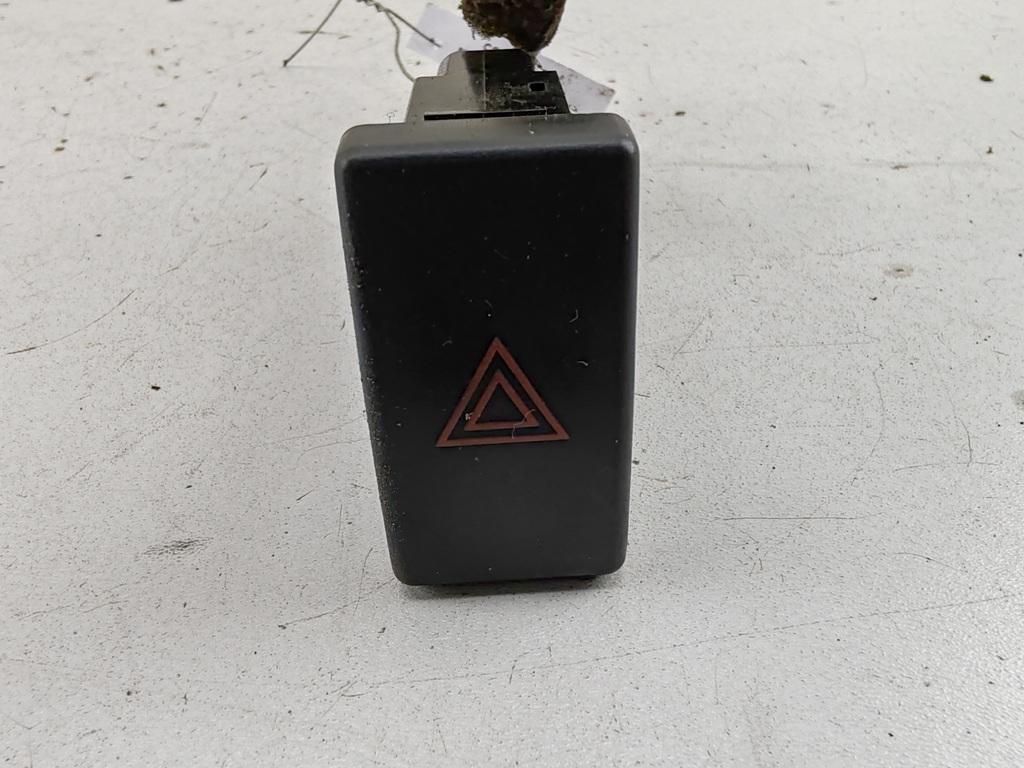 кнопка аварийной сигнализации Toyota Avensis 2 поколение (T250) 2003, 1.8 л., бензин, МКПП, серый, хетчбэк 5 дв., 157963 - фото №1