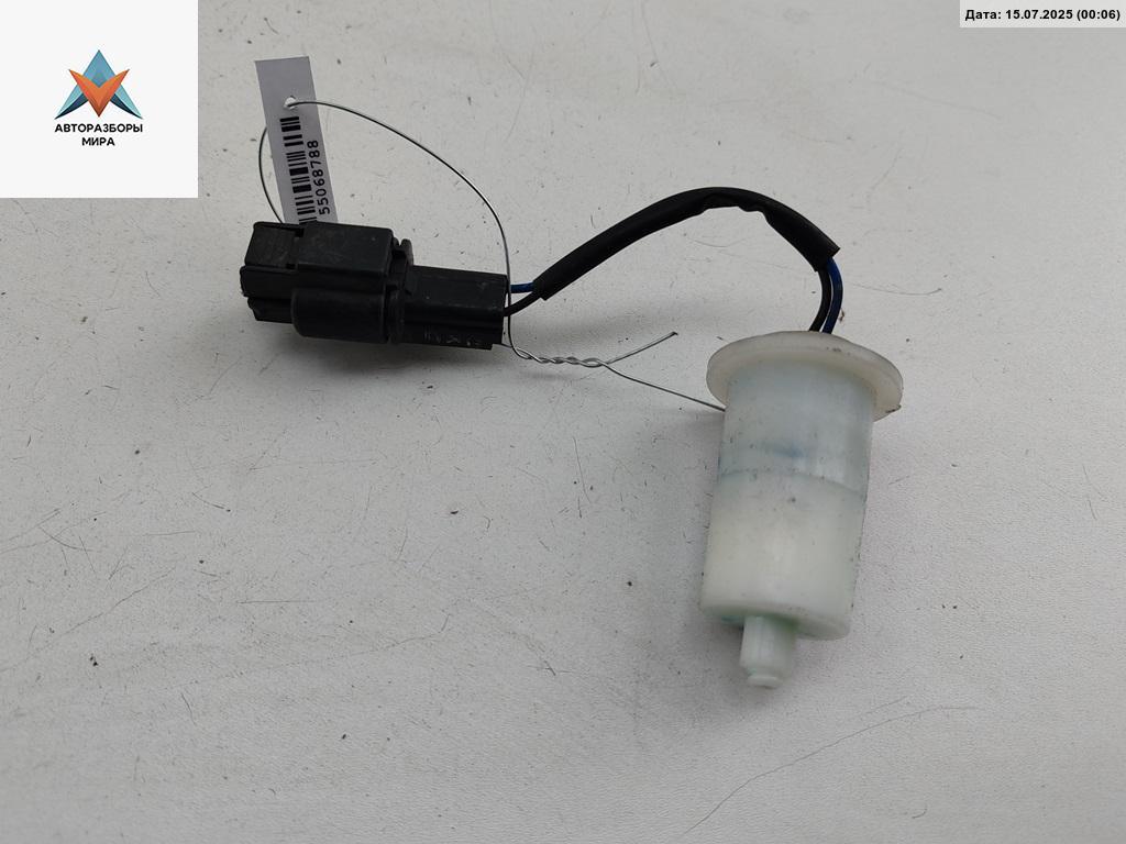 датчик уровня омывающей жидкости Kia Carens 3 поколение 2006, 2.0 л., дизель, МКПП, серый, минивэн - фото №1