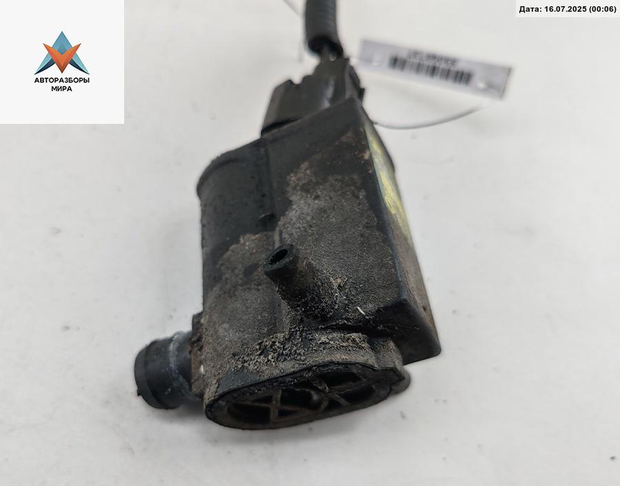 насос (моторчик) омывателя стекла Kia Rio 2 поколение 2006, синий, хетчбэк 5 дв., 985101C100 - фото №1