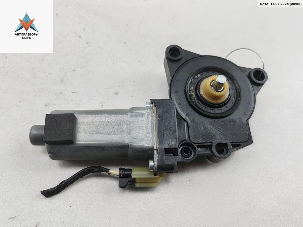 моторчик стеклоподъемника передний правый Kia Carens 3 поколение 2006, 2.0 л., дизель, МКПП, серый, минивэн - фото №1