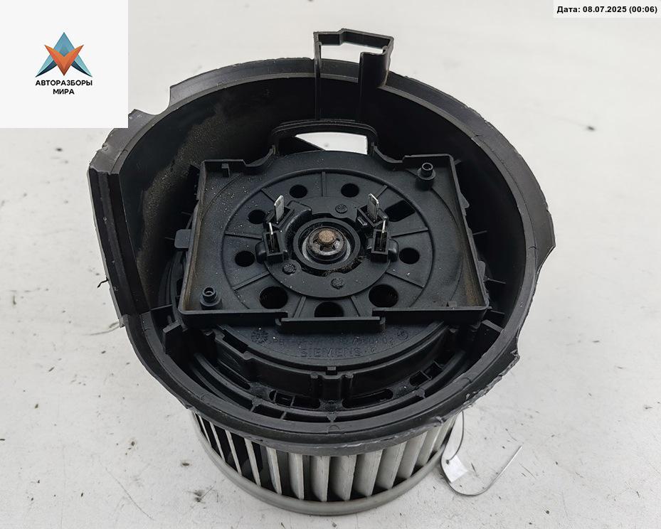 моторчик печки Peugeot 407 1 поколение 2007, 2.2 л., дизель, МКПП, чёрный, универсал, 1307080102 - фото №1