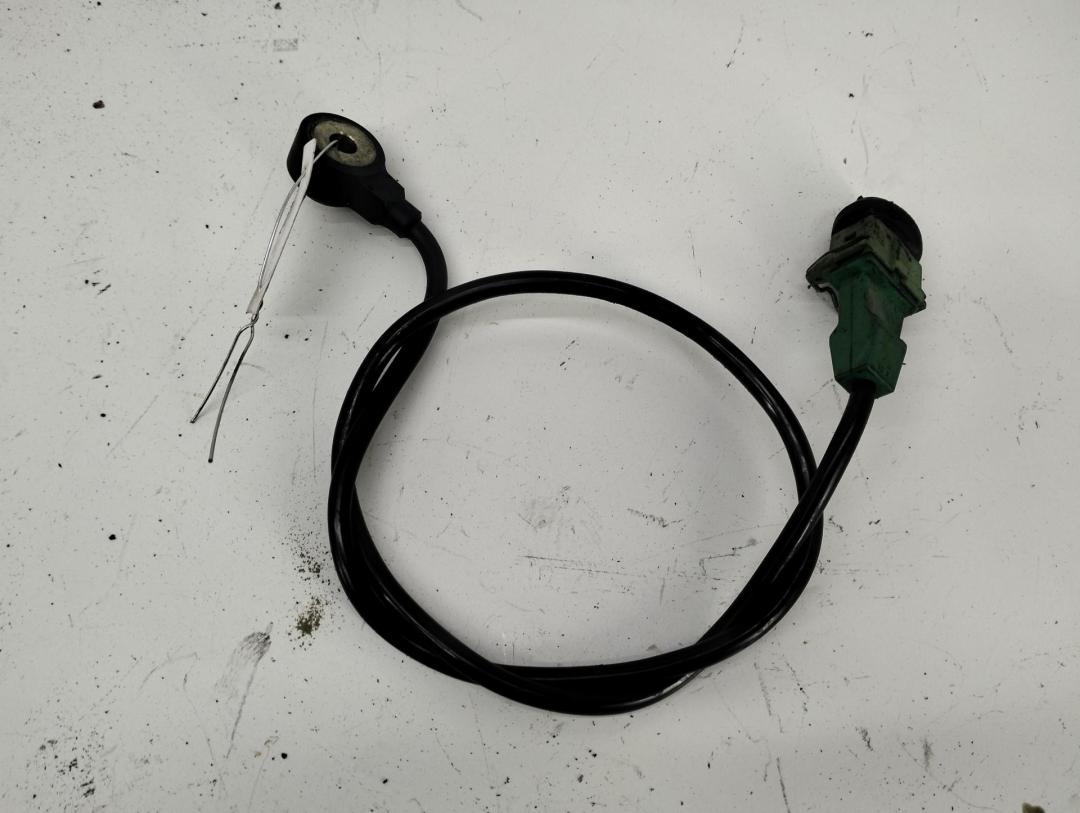 датчик детонации Volkswagen Passat B5 1998, 1.8 л., бензин, МКПП, зелёный, универсал, 054905377H