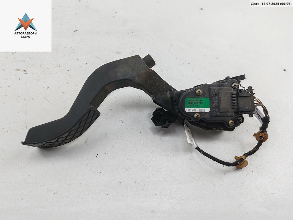 педаль Audi A6 4B/C5 1999, 2.4 л., бензин, МКПП, серый, седан, 8D1721523 - фото №1