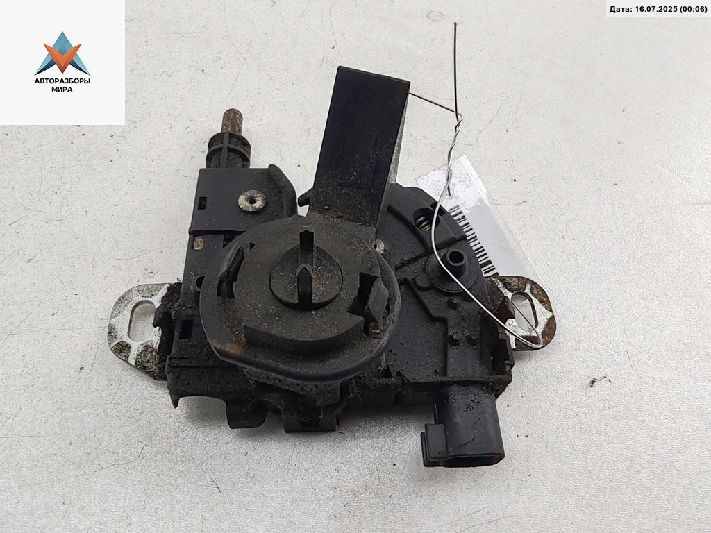 замок капота Ford Focus 2 поколение 2005, 1.6 л., i, бензин, МКПП, серый, хетчбэк 5 дв., 3M5116708AB - фото №1