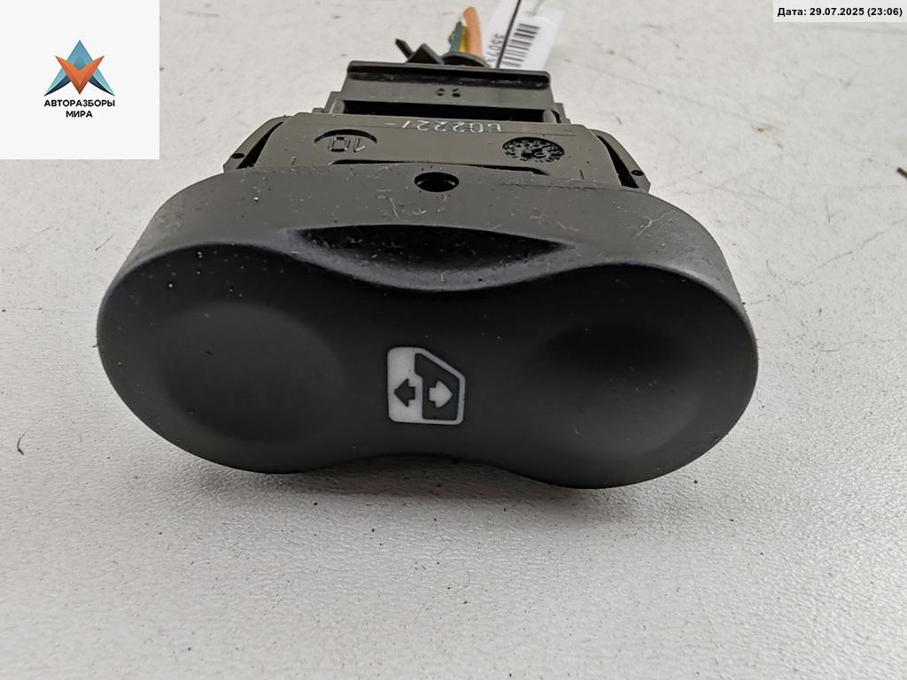 кнопка стеклоподъемника переднего правого Dacia (Renault) Sandero I 2008, 1.4 л., бензин, МКПП, синий, хетчбэк 5 дв., 602227 - фото №1