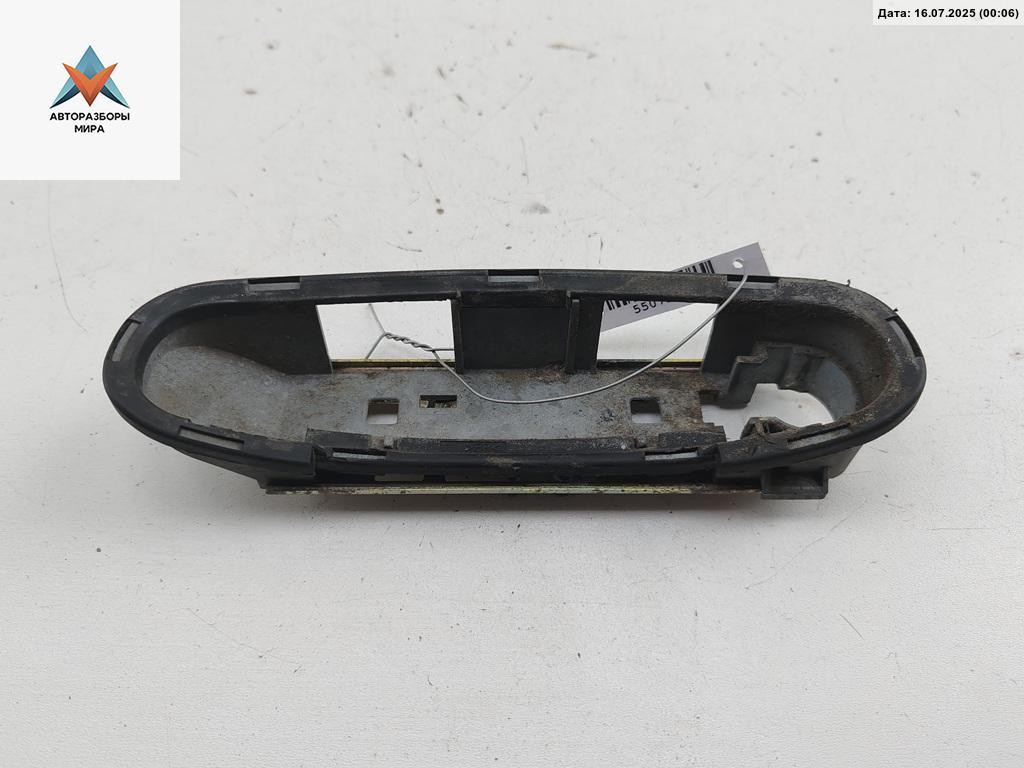 Корпус (держатель) ручки двери передней левой Audi A6 4B/C5 1999, 2.4 л., бензин, МКПП, серый, седан, 4B1837885A - фото №1