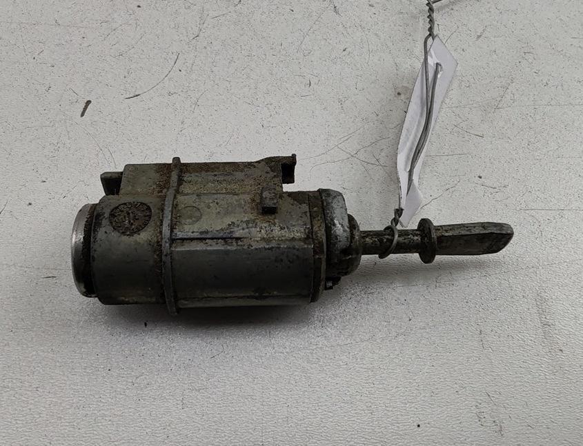Корпус (держатель) ручки двери передней левой Audi A6 4B/C5 1999, 2.4 л., бензин, МКПП, серый, седан, 4B1837063 - фото №1