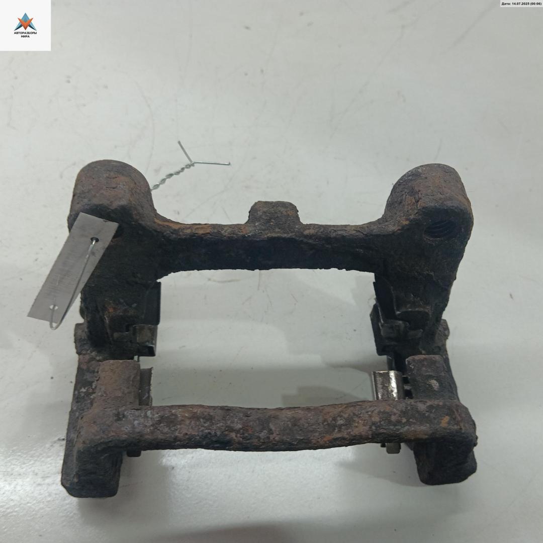 скоба суппорта Ford Mondeo 4 поколение 2009, 2.0 л., дизель, МКПП, белый, универсал, 1387B - фото №1