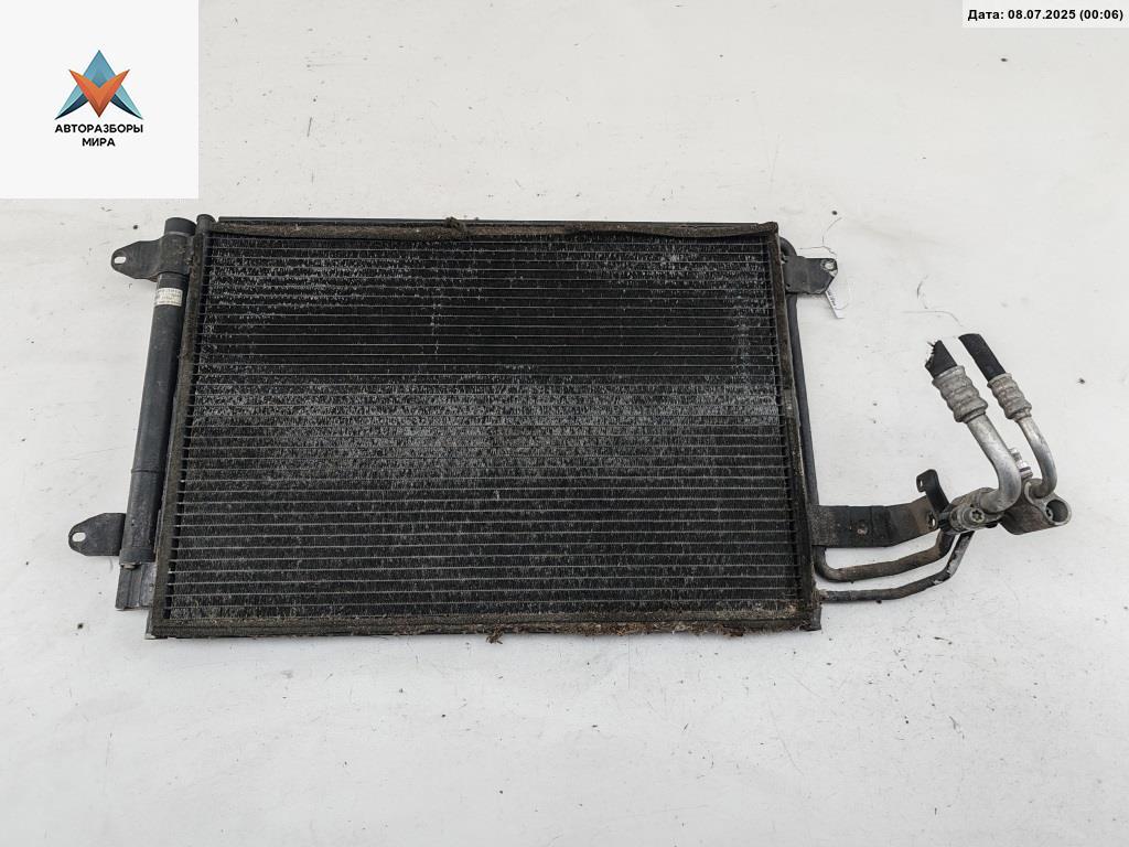 радиатор кондиционера Volkswagen Golf 5 поколение 2005, 1.4 л., бензин, МКПП, чёрный, хетчбэк 5 дв., 1K0820411H - фото №1