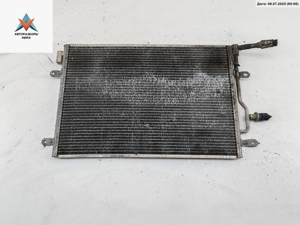 радиатор кондиционера Audi A4 B6 2002, 2.0 л., бензин, МКПП, синий, универсал, 8E0260401B - фото №1