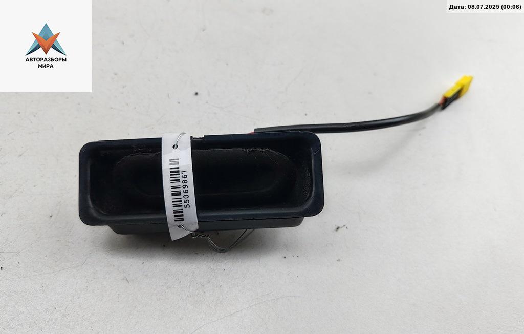 кнопка открытия багажника BMW 5 серия E39 1998, 2.8 л., бензин, АКПП, зелёный, седан, 8168035 - фото №1