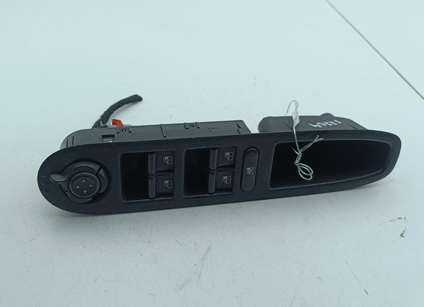 кнопка стеклоподъемника переднего левого Alfa Romeo 159 2006, 2.4 л., дизель, АКПП, серый, универсал, 156054187
