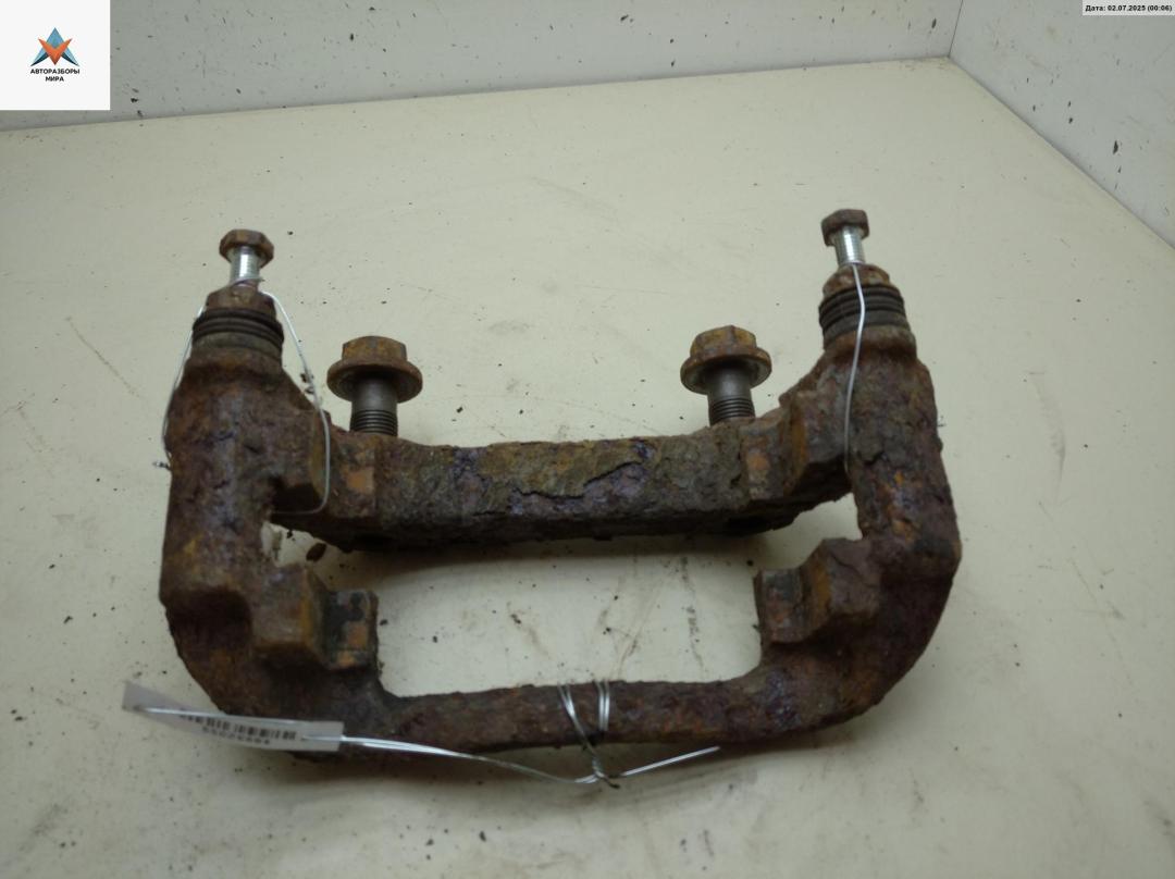 скоба суппорта Volkswagen Transporter T4 1997, 2.4 л., дизель, МКПП, красный, микроавтобус - фото №1