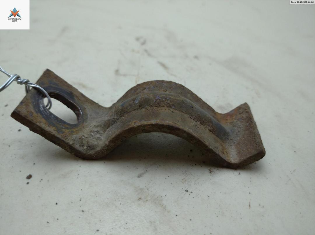 крепление стабилизатора / втулки стабилизатора Volkswagen Transporter T4 1999, 2.5 л., дизель, МКПП, белый, микроавтобус - фото №1