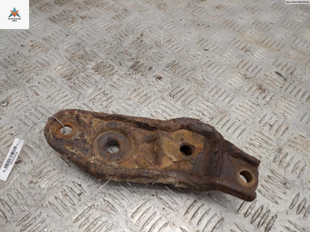 кронштейн (крепление) Volkswagen Transporter T4 1997, 2.4 л., дизель, МКПП, красный, микроавтобус - фото №1