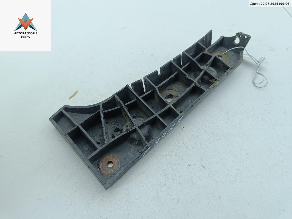 кронштейн переднего бампера Audi A6 4B/C5 1999, 2.4 л., бензин, МКПП, серый, седан, 4B0807283B - фото №1