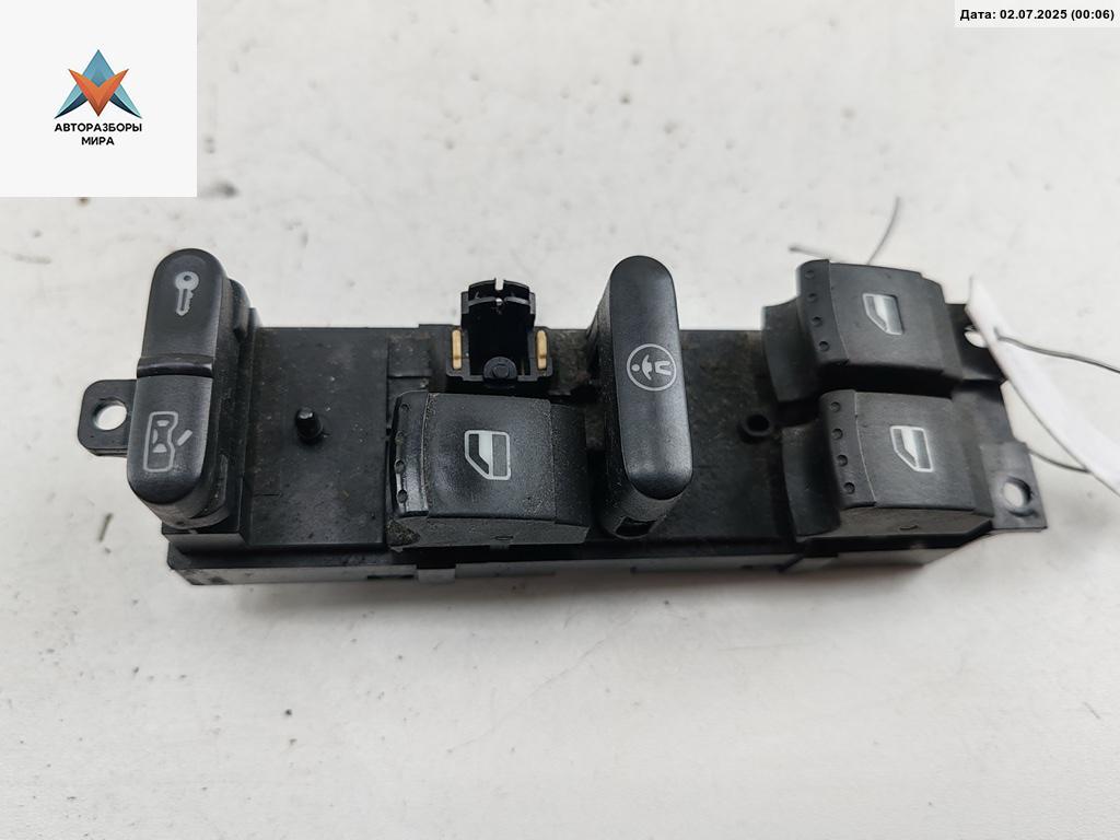 блок управления стеклоподъемниками Volkswagen Golf 4 поколение 2000, 1.6 л., бензин, МКПП, чёрный, хетчбэк 5 дв., 1J4959857B - фото №1