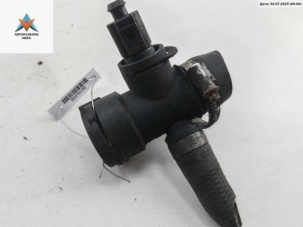 фланец (тройник) системы охлаждения Audi A4 B6 2001, 2.0 л., бензин, МКПП, серый, седан - фото №1