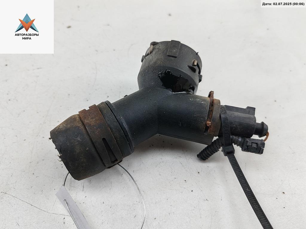 фланец (тройник) системы охлаждения Volkswagen Passat B6 2005, 1.6 л., бензин, МКПП, синий, универсал, 1K0122291AE - фото №1