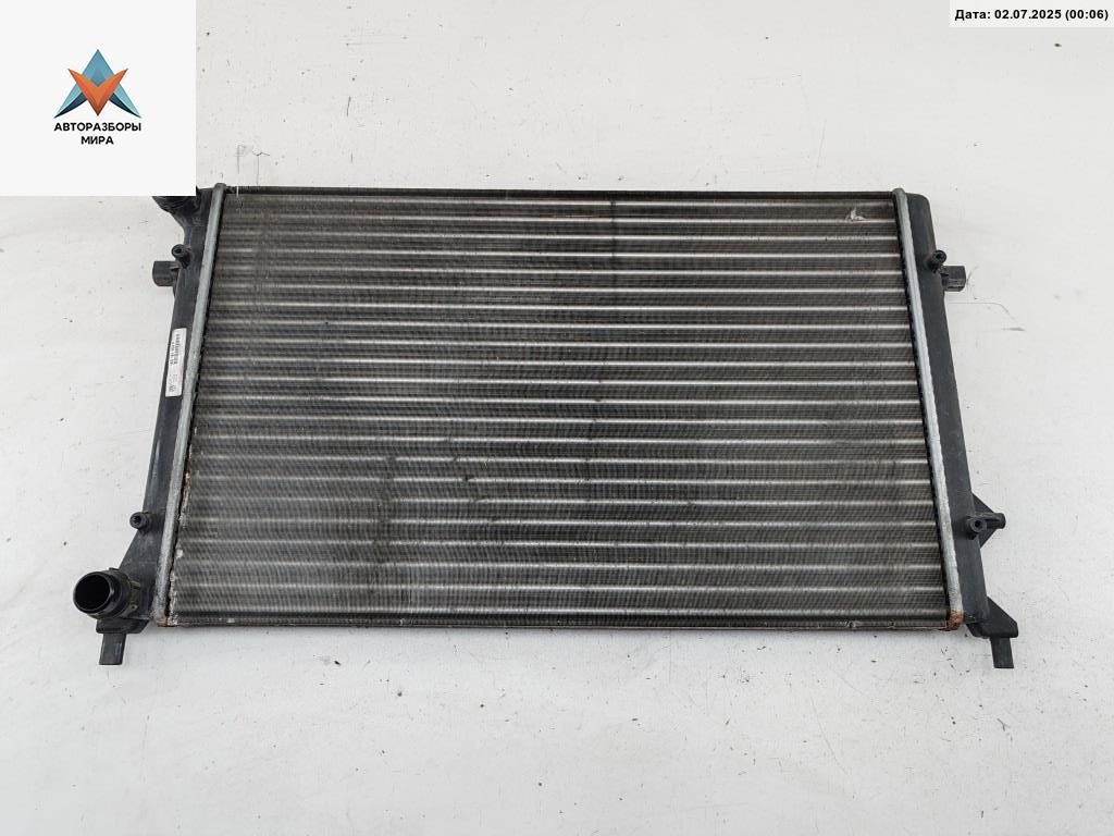 радиатор охлаждения Volkswagen Passat B6 2005, 1.6 л., бензин, МКПП, синий, универсал, 1K0121253P - фото №1