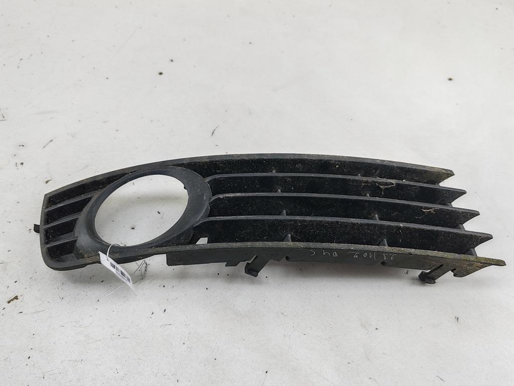 рамка фары противотуманной правой Audi A4 B6 2001, 2.0 л., бензин, МКПП, серый, седан, 8E0807682A