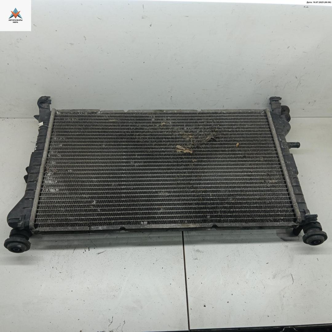 радиатор охлаждения Ford Focus 1 поколение 2000, 1.8 л., бензин, МКПП, чёрный, универсал, 98AB8005DF - фото №1