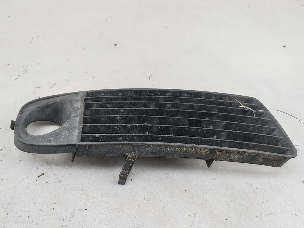 рамка фары противотуманной левой Audi A6 C5 1999, 2.4 л., бензин, МКПП, серый, седан, 4B0807682H