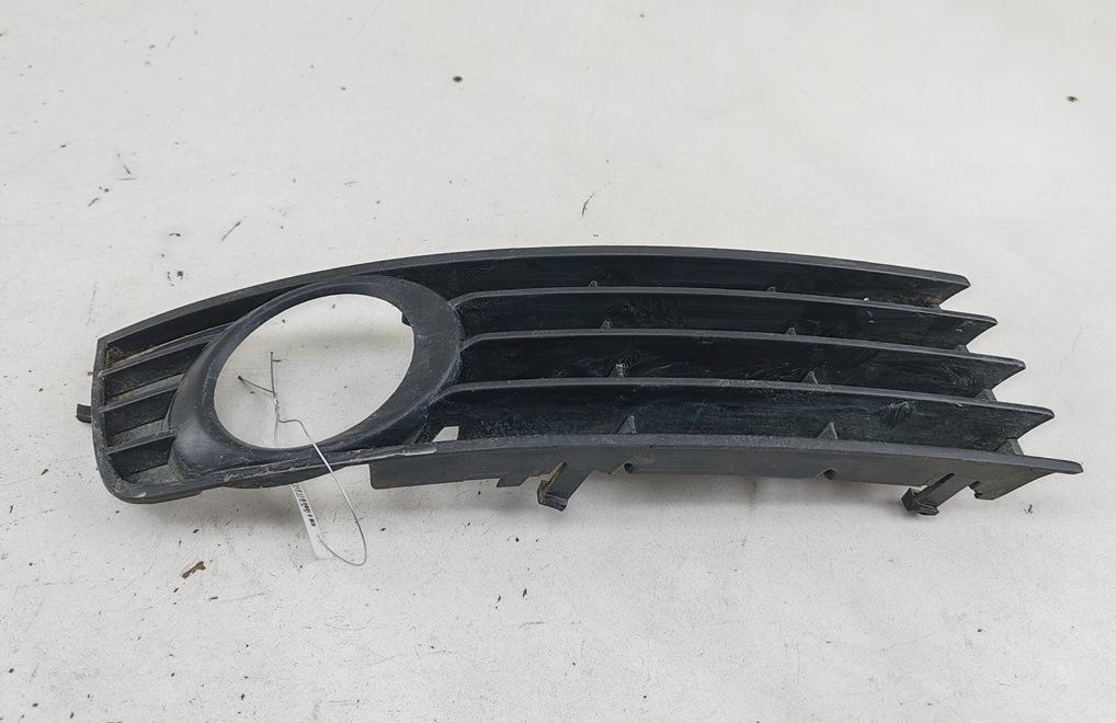 рамка фары противотуманной правой Audi A4 B6 2002, 2.0 л., бензин, МКПП, синий, универсал, 8E0807682A