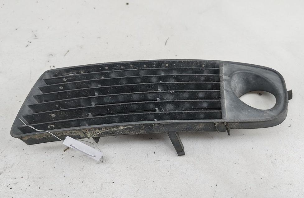 рамка фары противотуманной левой Audi A6 C5 1999, 2.4 л., бензин, МКПП, серый, седан, 4B0807681J