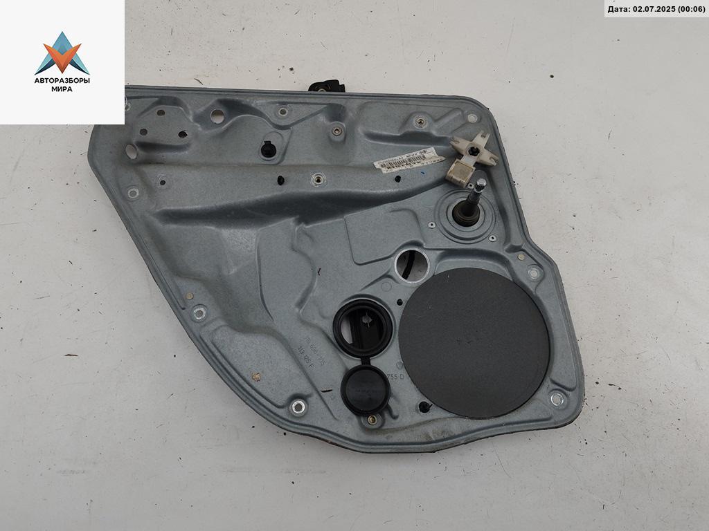 стеклоподъемник задний левый Volkswagen Golf 4 поколение 2000, 1.9 л., дизель, МКПП, серый, хетчбэк 5 дв., 1J839729D - фото №1